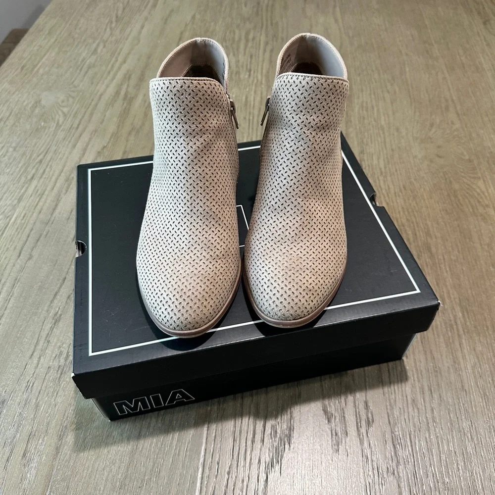 mia suede